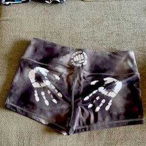 Feed Me Fight Me med chalk butt gym shorts